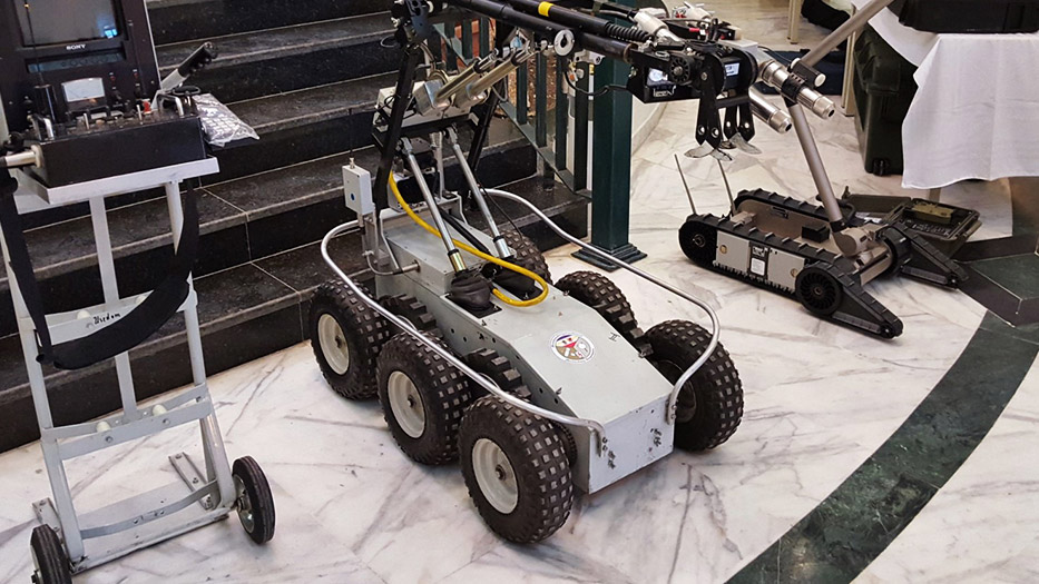 Roboter zum transportieren und untersuchen gefährlicher Gegenstände, Fernlenkmanipulator (verweist auf: Internationale Ausstattungshilfe)